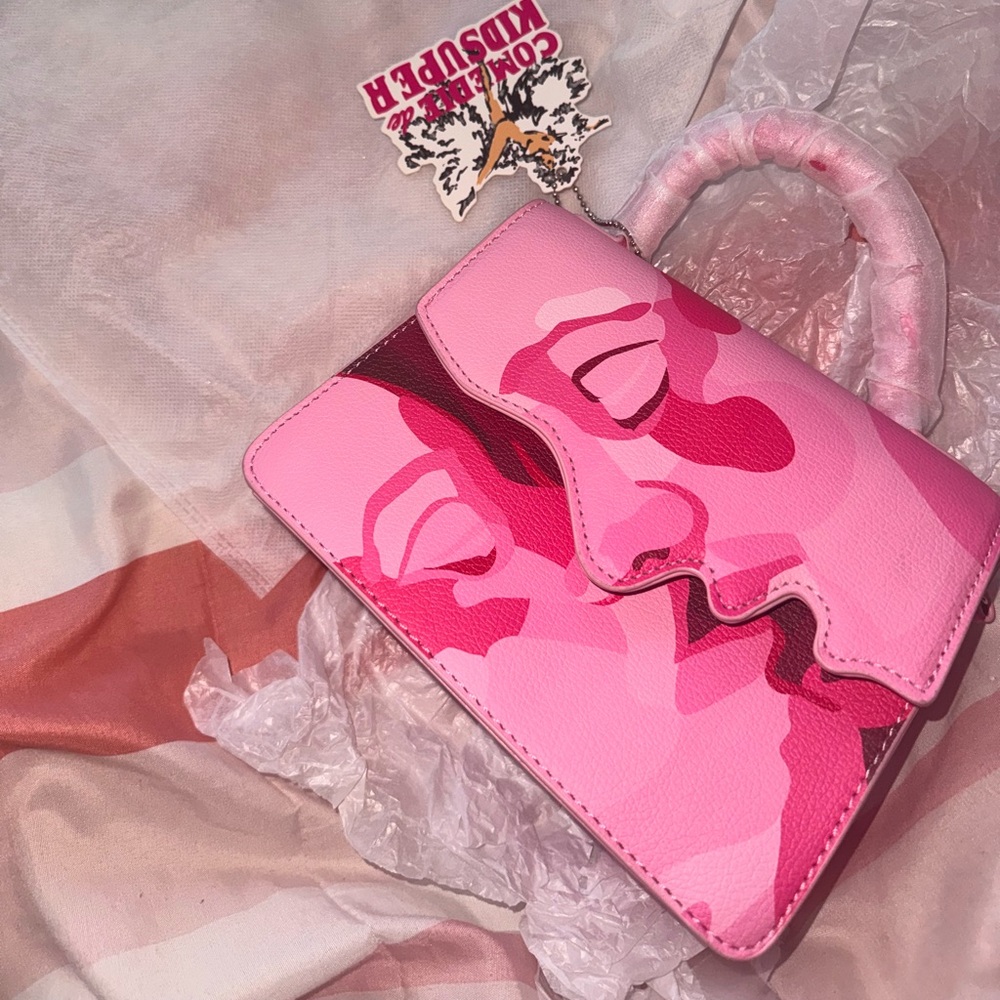 Kidsuper Kissing Bag - Pink
2023 drop